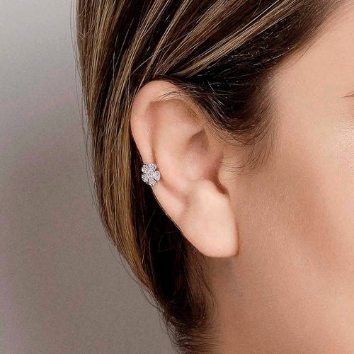 PLATINUM STUDDED DAISY FLOWER EAR CUFF