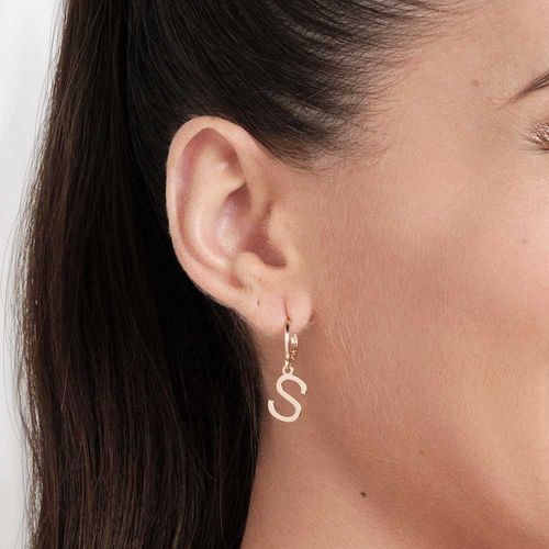 GOLD LETTER HUGGIE EARRINGS -LETTER S